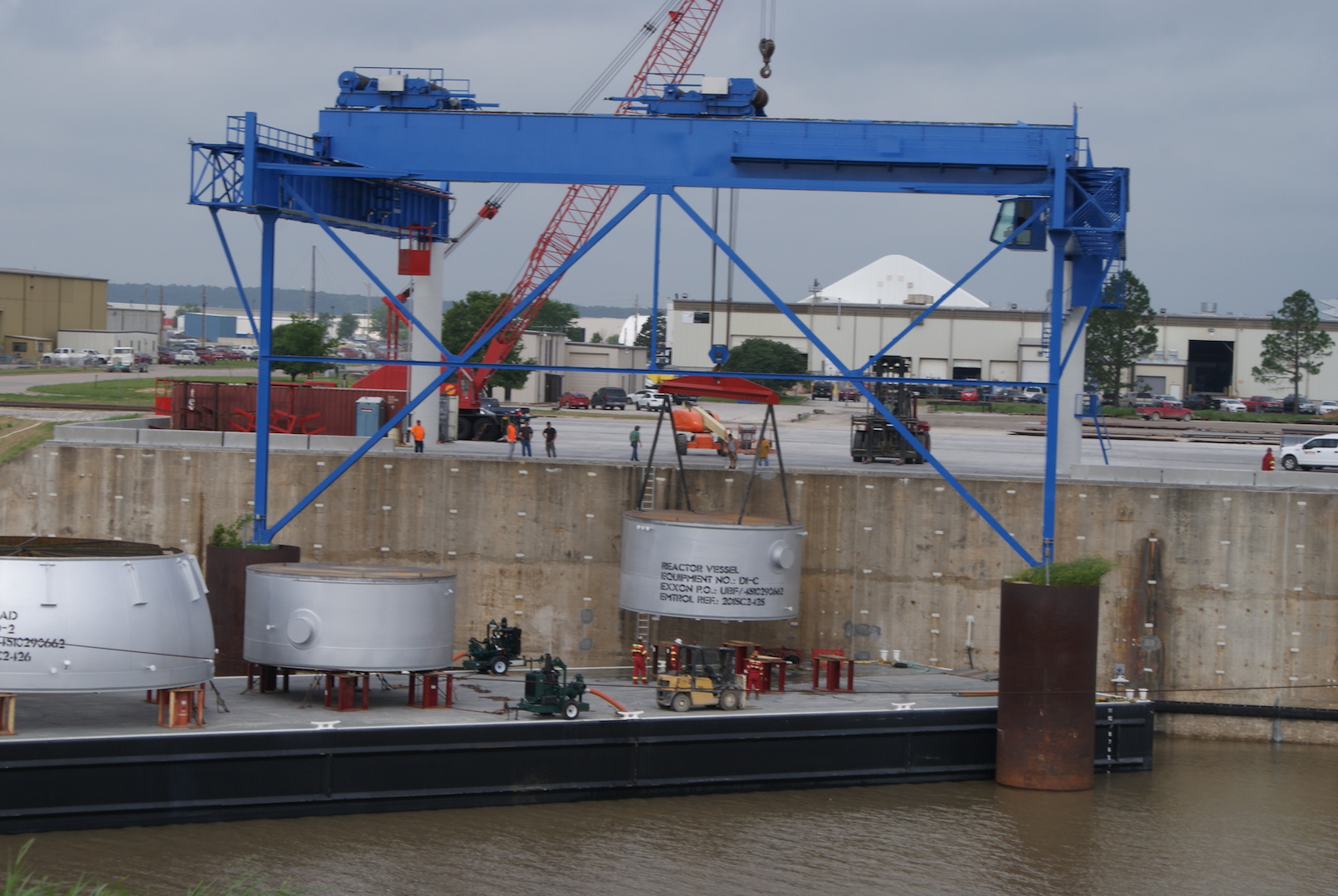 The port is served by a sophisticated multi-hoist 200-ton bridge crane which had to be totally stripped and renovated.